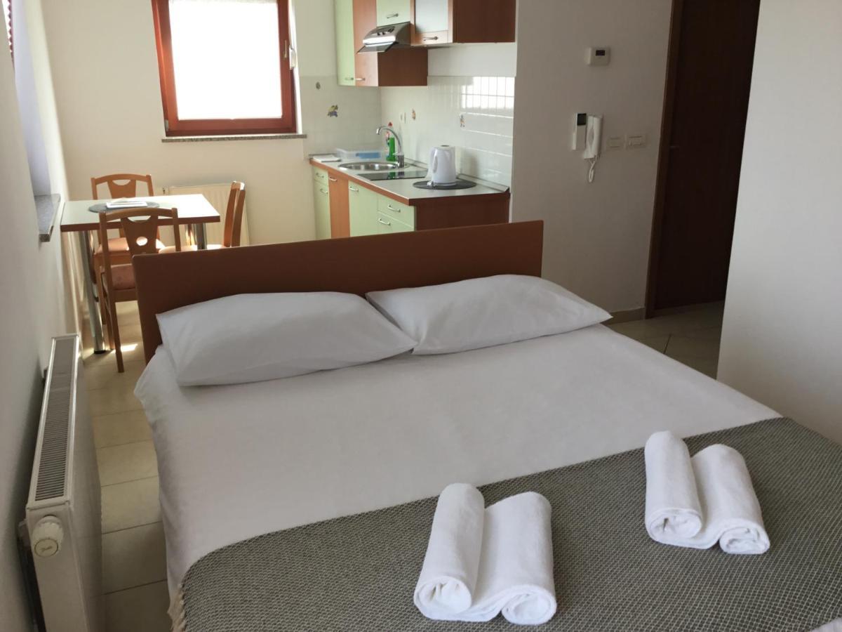 Apartment Sotlar Izola Bagian luar foto
